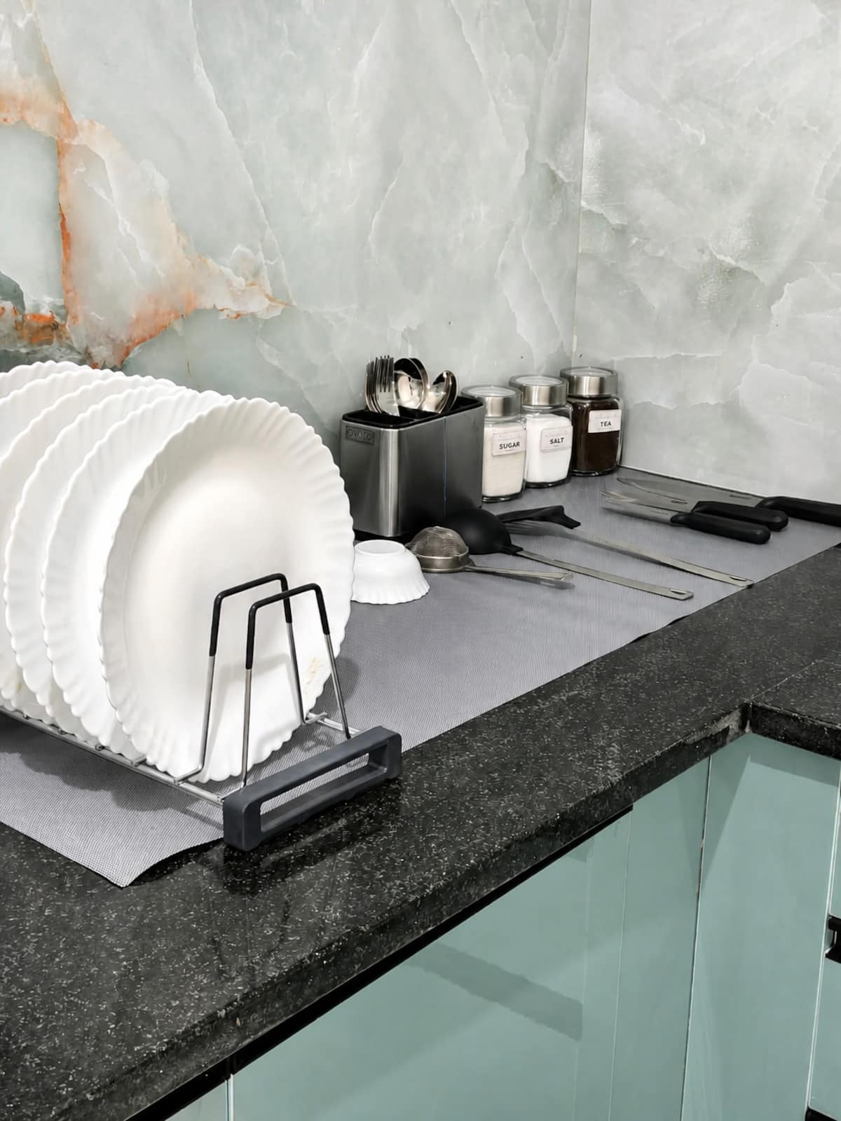 Kitchenette image 11