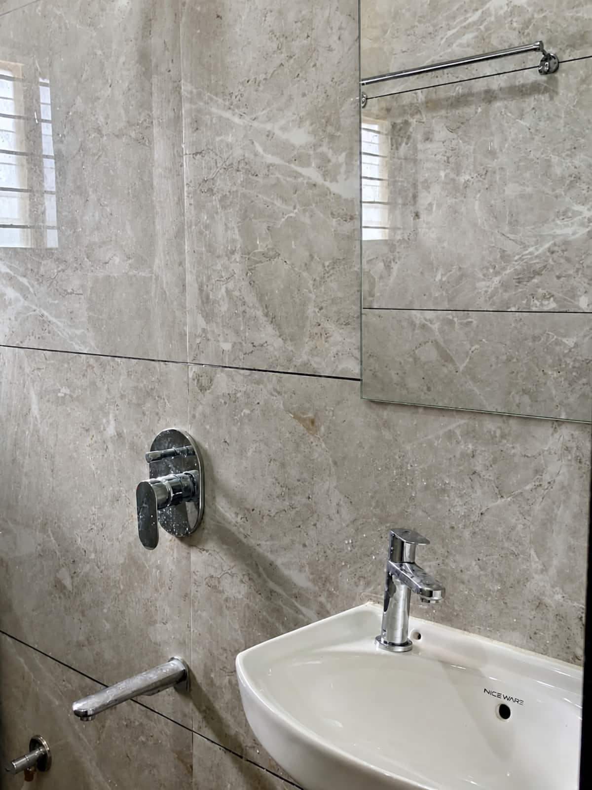 Full bathroom 2 image 2