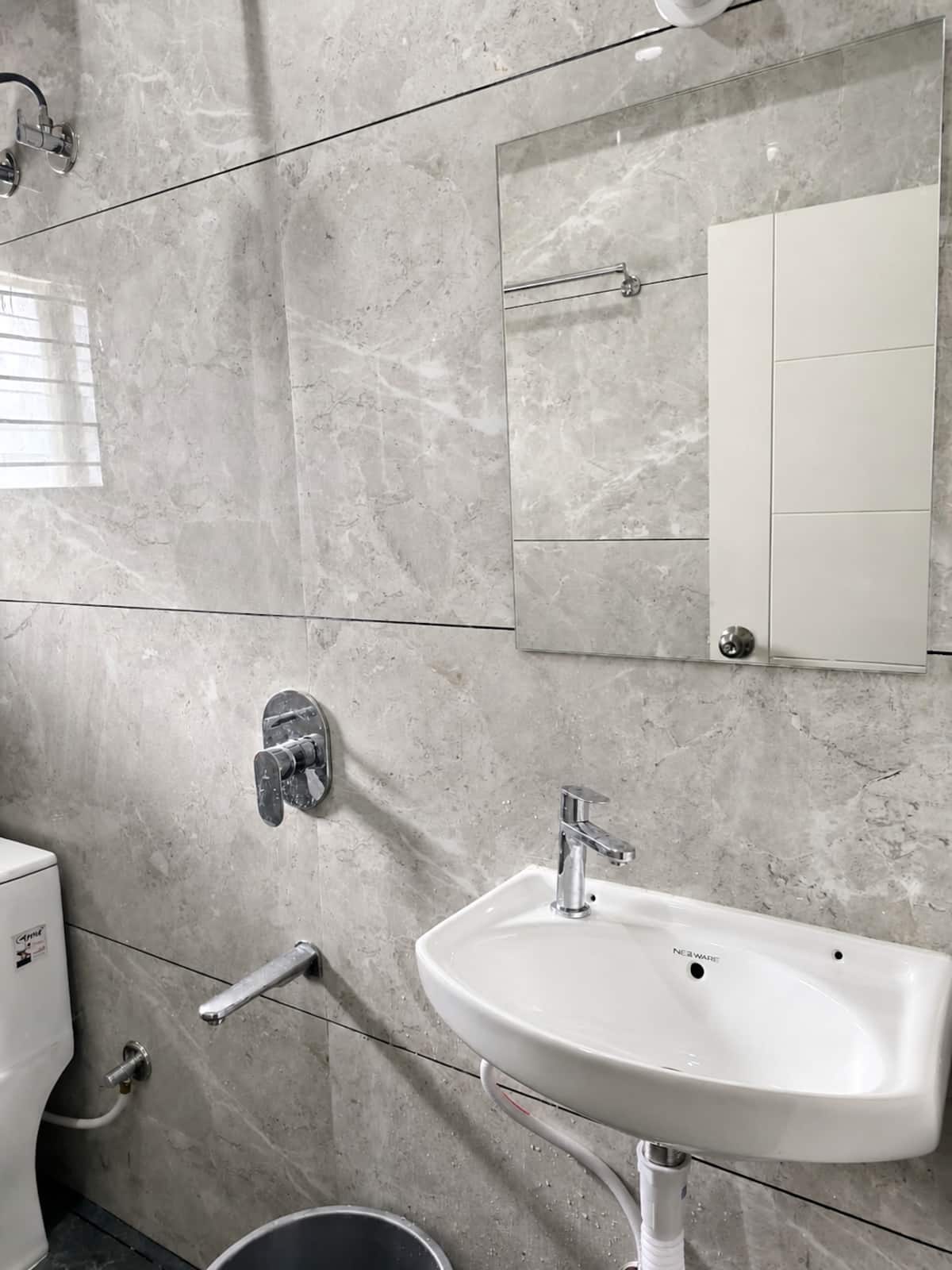 Full bathroom 2 image 4