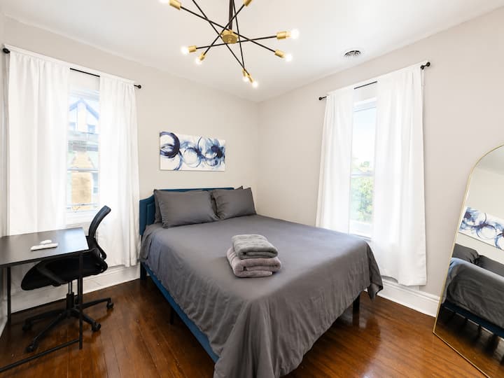 Buffalo Getaway | 4 Bed | Billiards | Sleeps 9 - Buffalo, NY