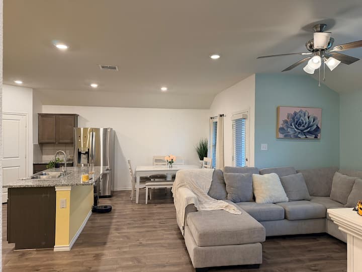 Cozy Home With 3 Beds, 2 Baths, And A Workspace - Mesquite, TX