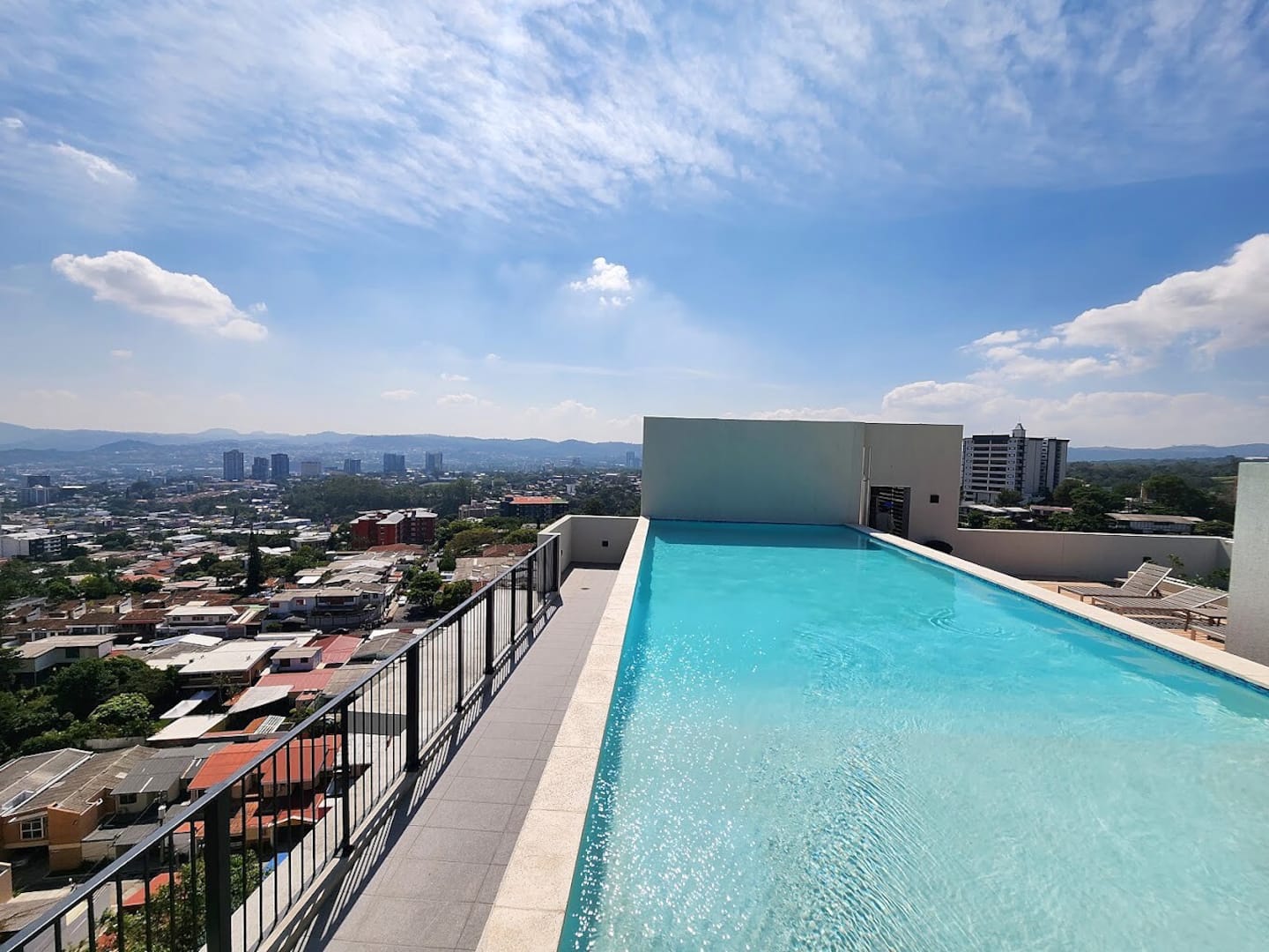 Piscina en la azotea con vista panorámica de San Salvador