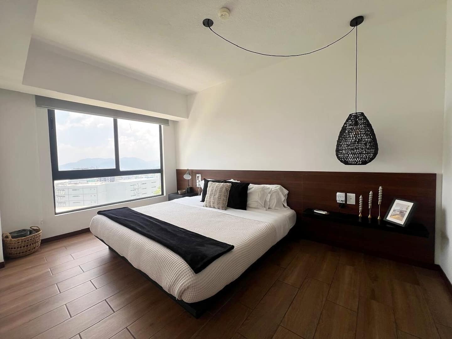 Dormitorio principal con cama king y vista a la montaña