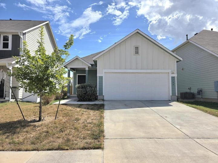 3br Austin Home | Downtown, Tesla & Airport - Austin, TX