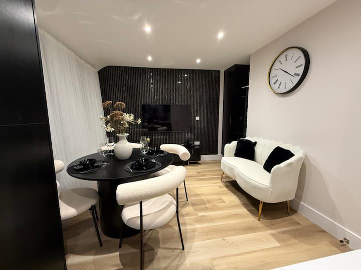 Brand New Luxury 4 Bed 4 Bath Flat 20 Min Waterloo - 엡솜