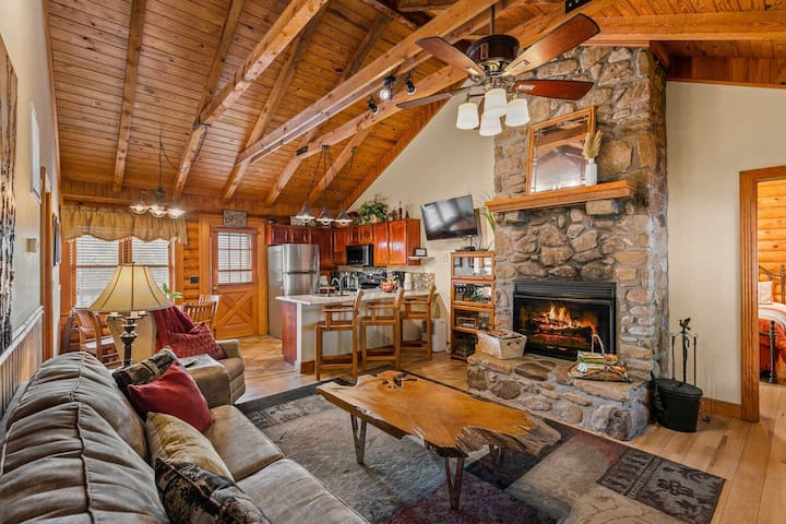 Log Cabin With Fireplace, Soaker Tubs, King Suites - Branson, MO