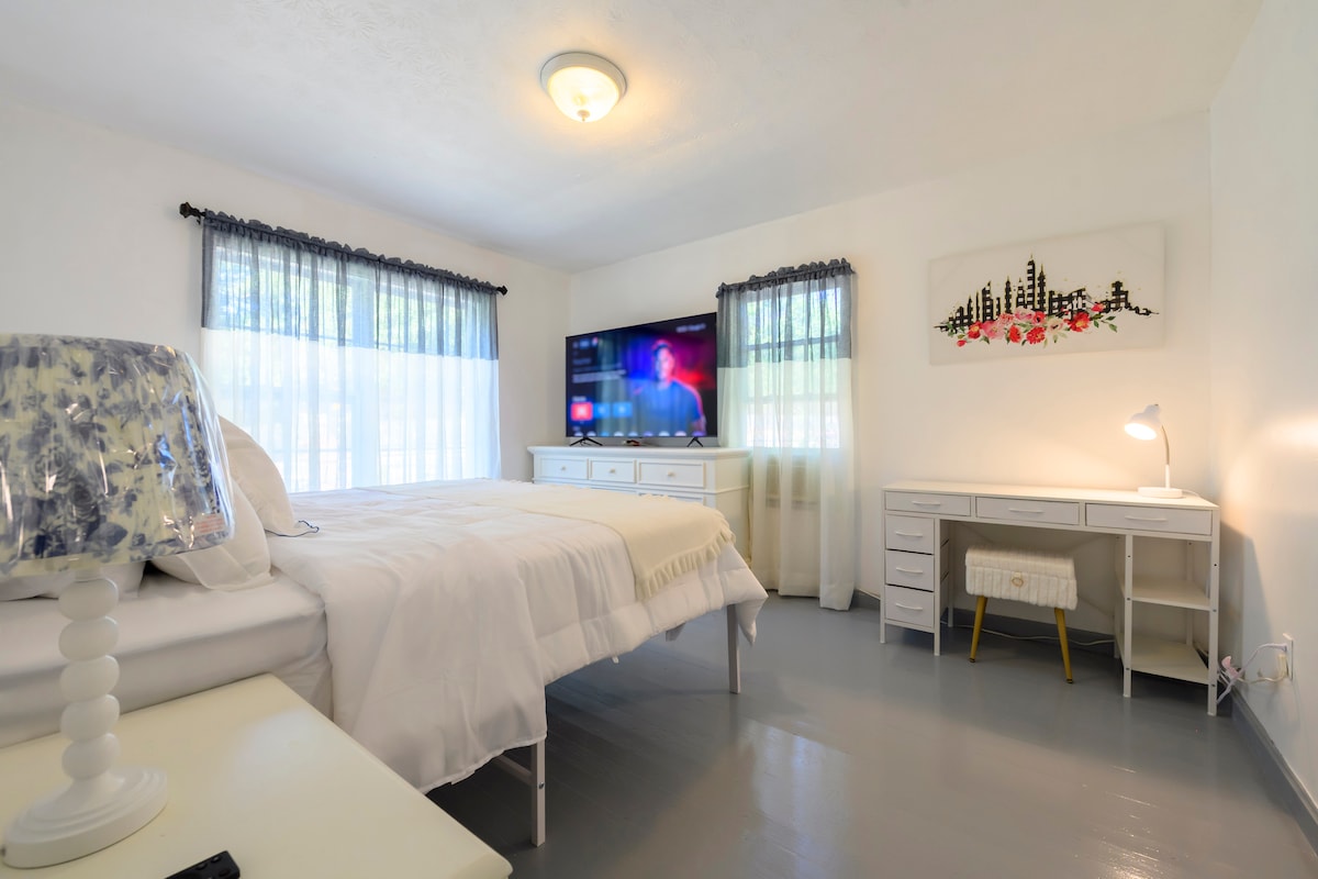 Warm house near mall of GA ,King bed ,Middle rent