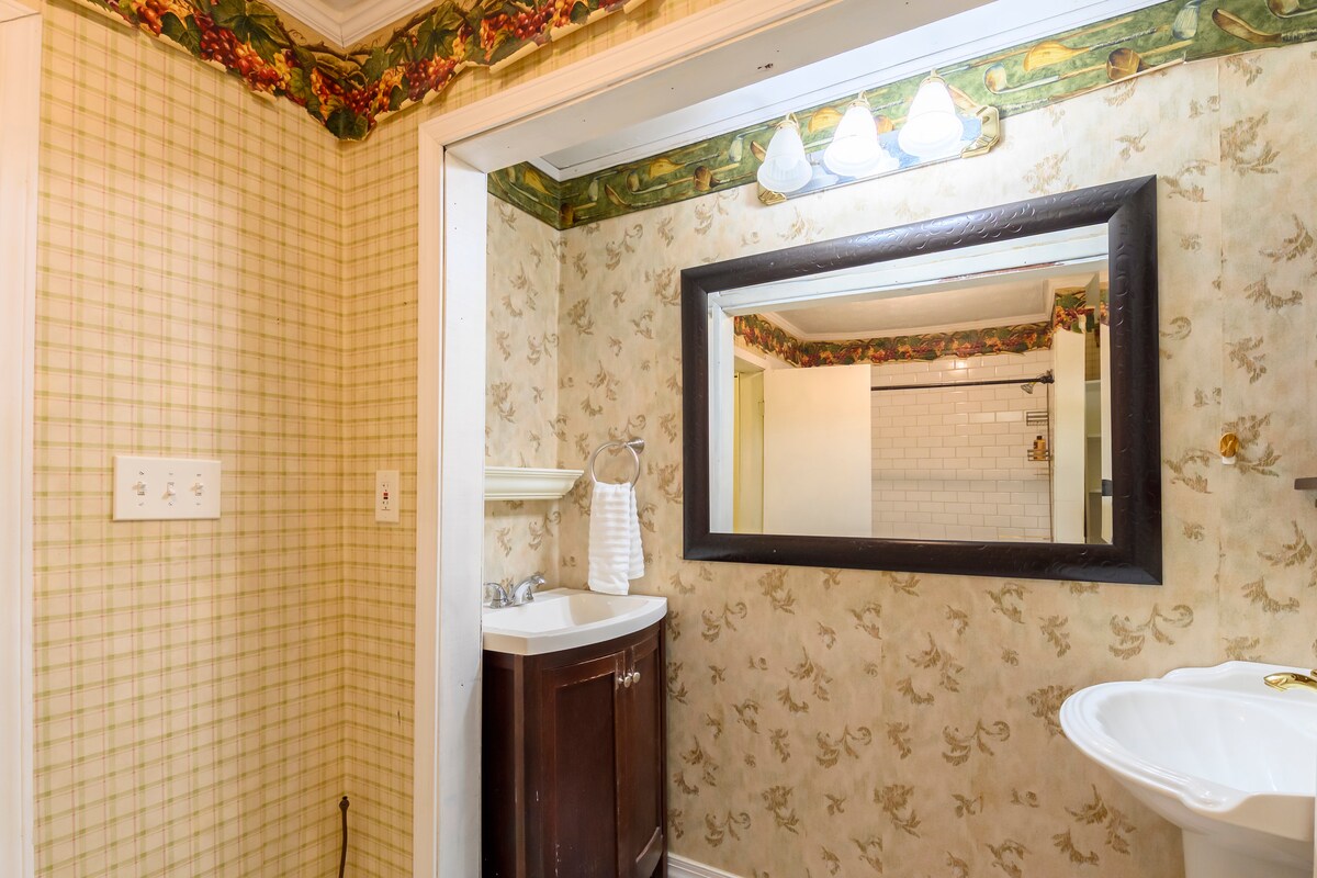 Warm house near mall of GA ,King bed ,Middle rent