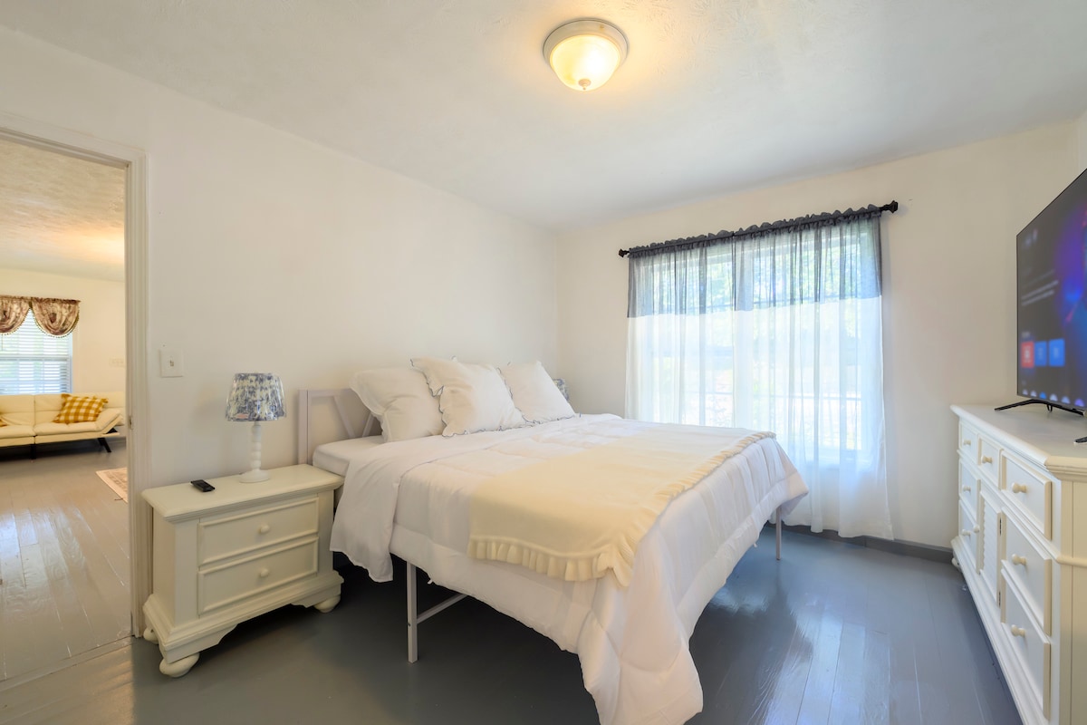 Warm house near mall of GA ,King bed ,Middle rent