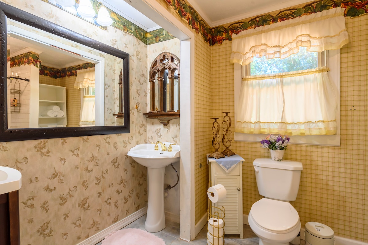 Warm house near mall of GA ,King bed ,Middle rent