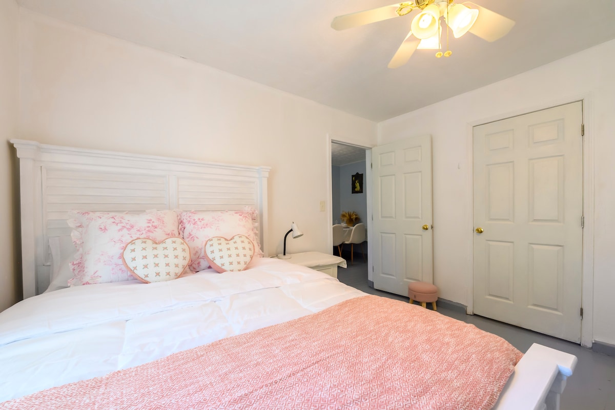 Warm house near mall of GA ,King bed ,Middle rent