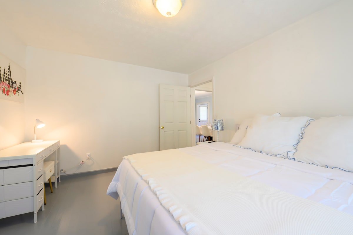 Warm house near mall of GA ,King bed ,Middle rent