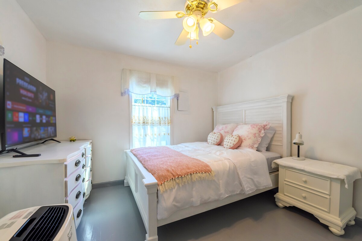 Warm house near mall of GA ,King bed ,Middle rent
