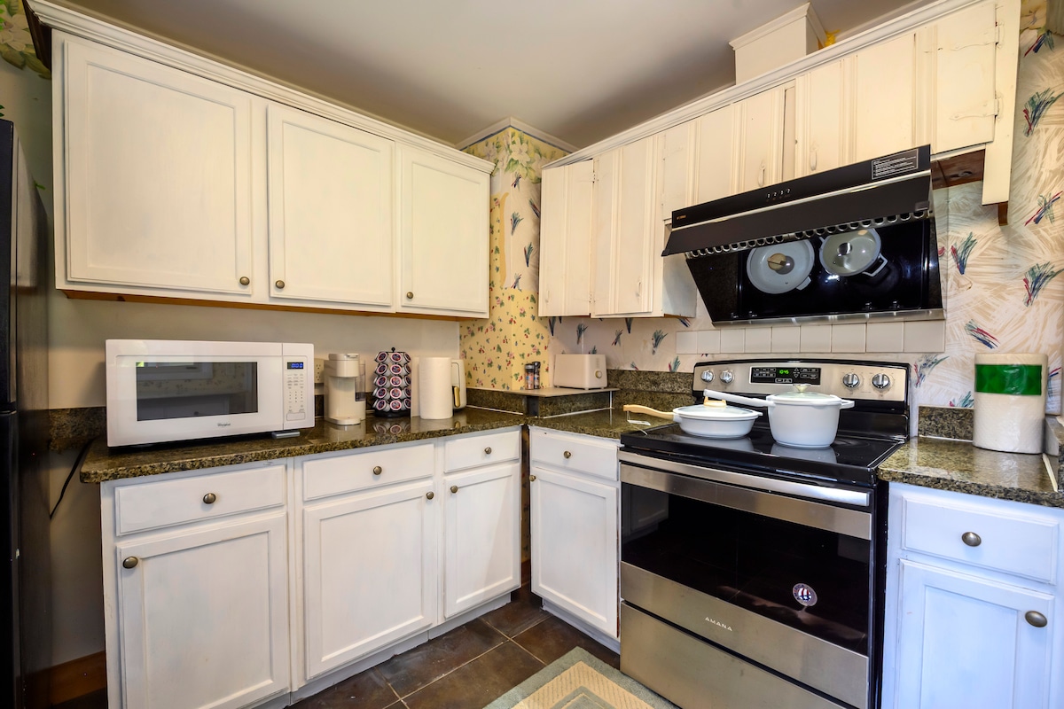 Warm house near mall of GA ,King bed ,Middle rent