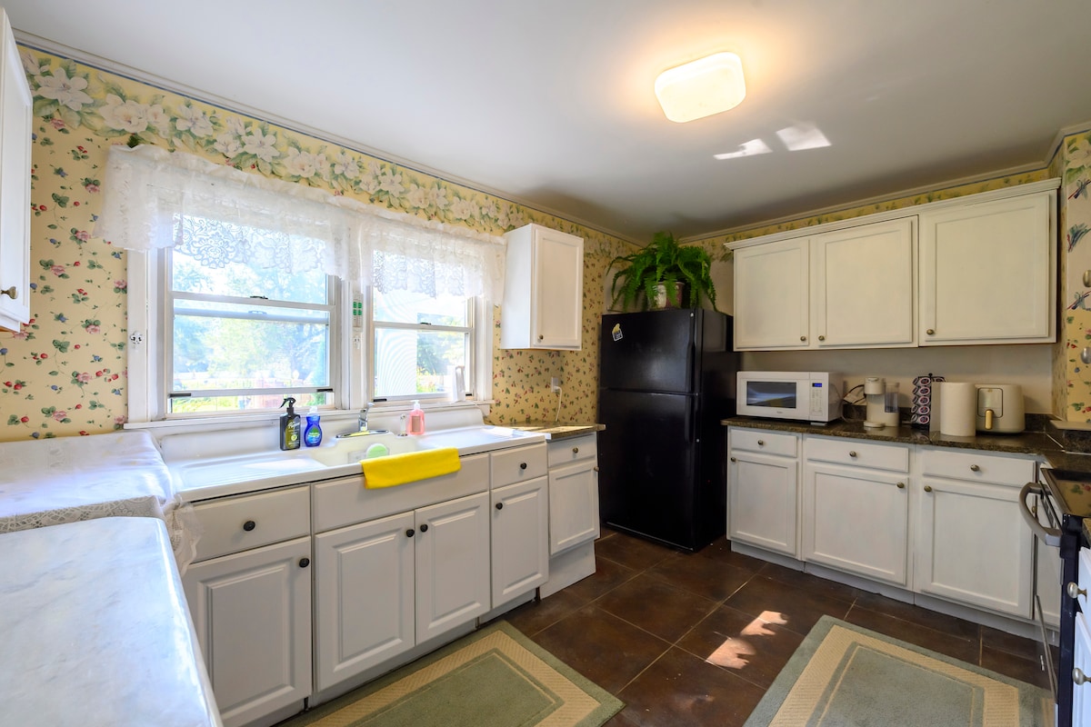 Warm house near mall of GA ,King bed ,Middle rent