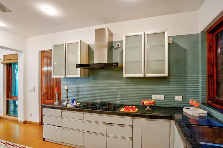 Full kitchen image 2