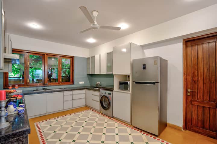 Full kitchen image 1