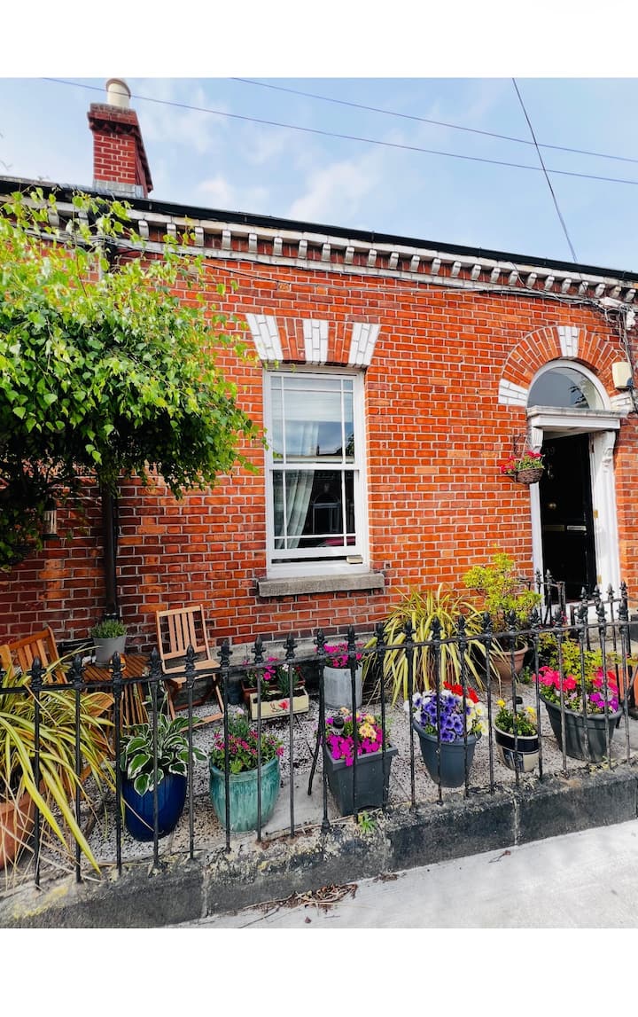 Charming 1870s Villa, Gardens, 10 Min Walk To City - Portmarnock