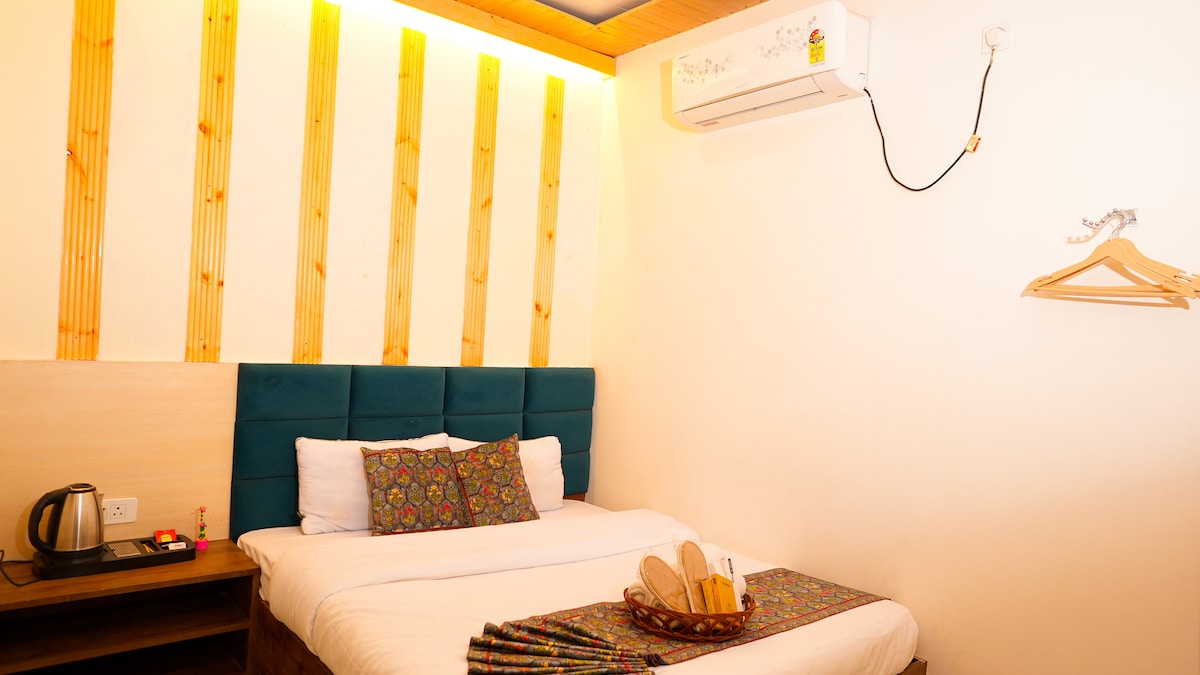 Room in Varanasi