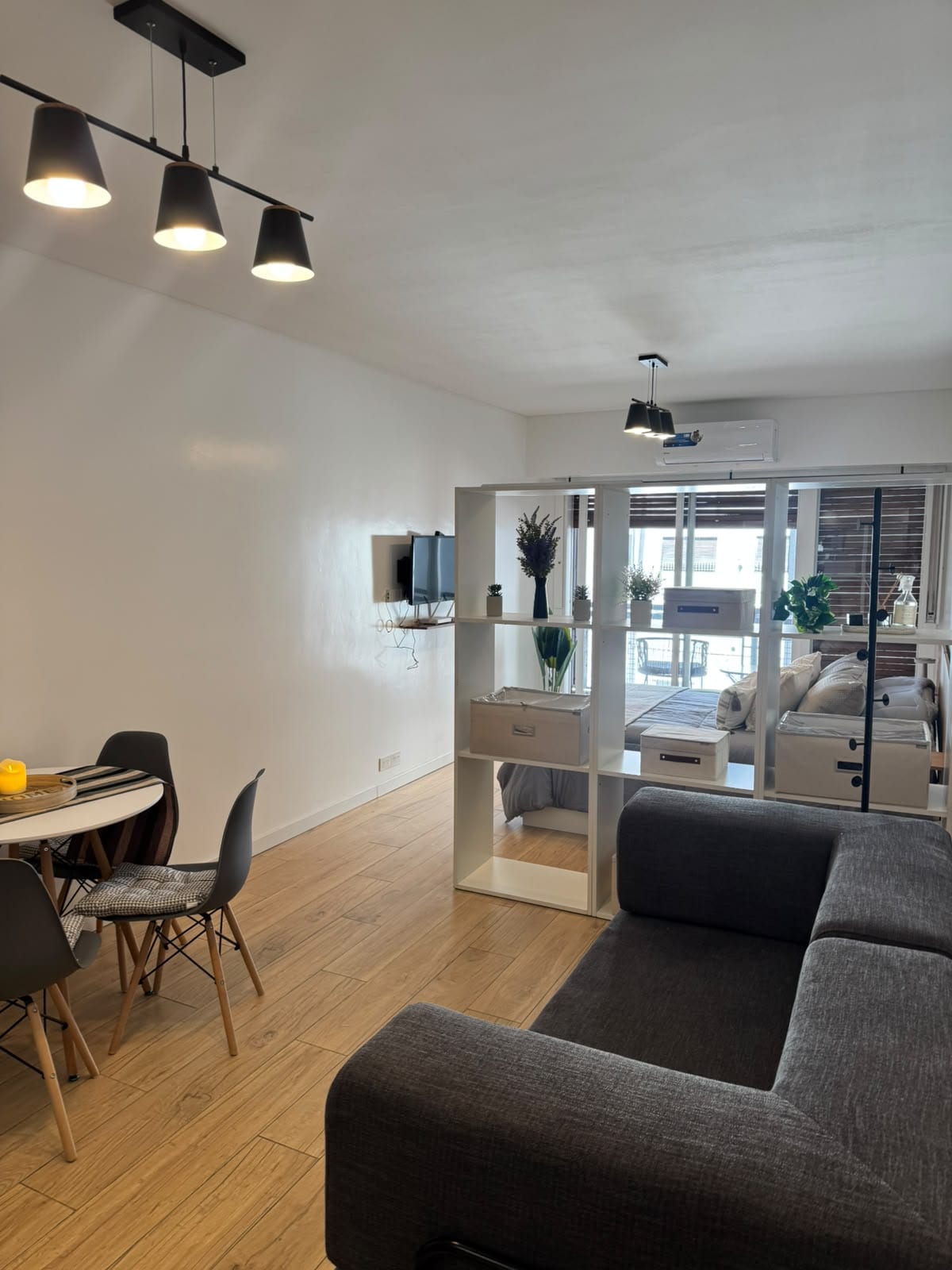 Estudio con balcón y aire acondicionado