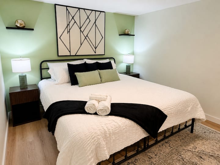 ¡1 de 2 habitaciones King en el lugar! Este se encuentra en el nivel inferior.