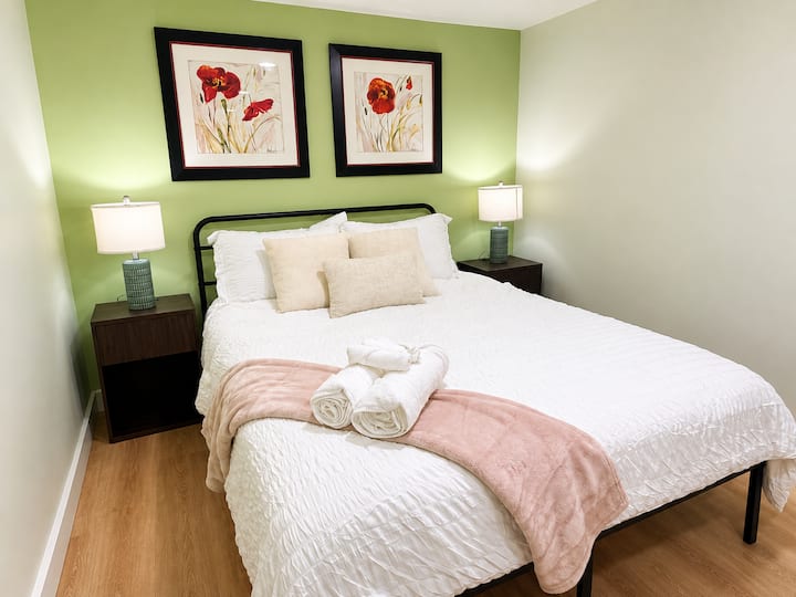 Dormitorio 4: un amplio dormitorio con cama tamaño queen y acceso al sótano a través de una puerta francesa