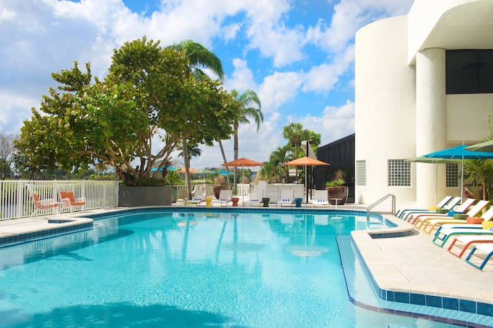 2 Queens, On-site Pool And Restaurant! - Miami