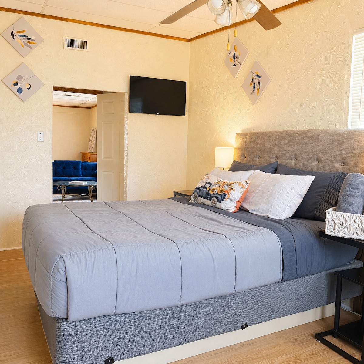 Private Entrance Room • 10 Min to Downtown KC - Hotel with Bathtub in Kansas City