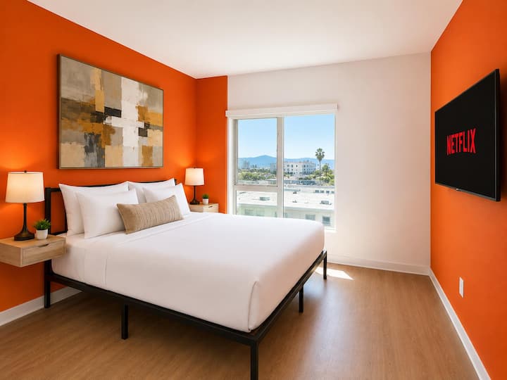3 Miles To Beach | King Bed | Parking | Rooftop - Santa Monica, CA