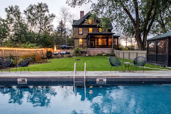 1913 Queen Anne Victorian-pool, Porch & Mtn Views - Germantown, NY