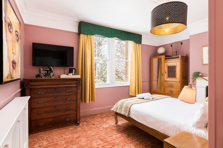 Quiet Hotel Room - Ensuite Parking & Park Views - Gloucester