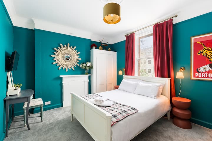 Hotel Style Bedroom With Ensuite And Parking - Gloucester