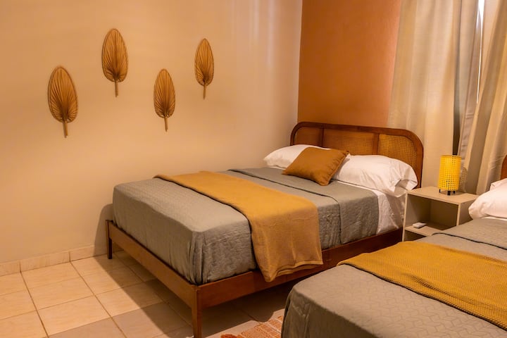 Habitación con dos camas tipo Queen Baño en el primer piso con Baño Privado completamente equipado.