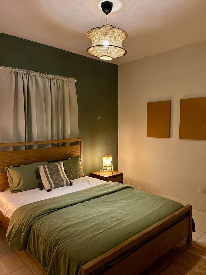 Habitación en primer piso con una cama tipo Queen con Baño privado completamente equipado
