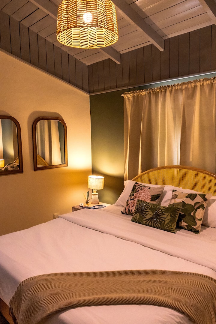 Habitación en segundo piso con una cama tipo Queen con baño privado completamente equipado.