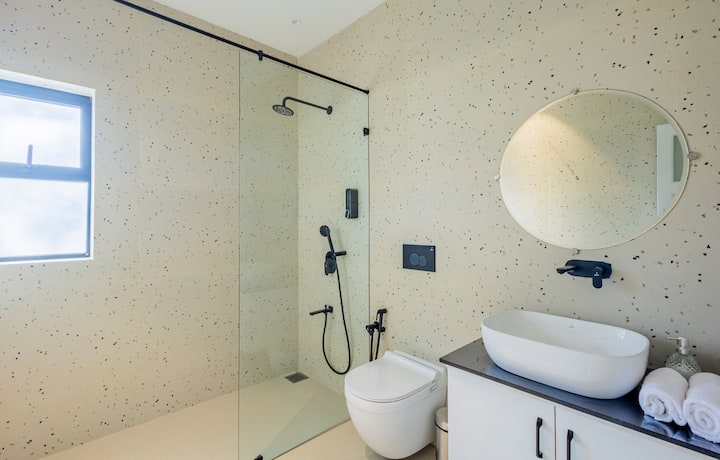 Full bathroom 1 image 1