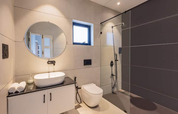 Full bathroom 2 image 1