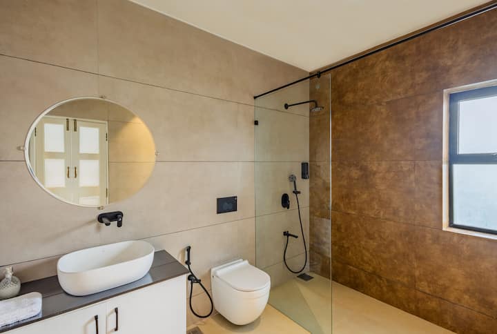 Full Bathroom 3