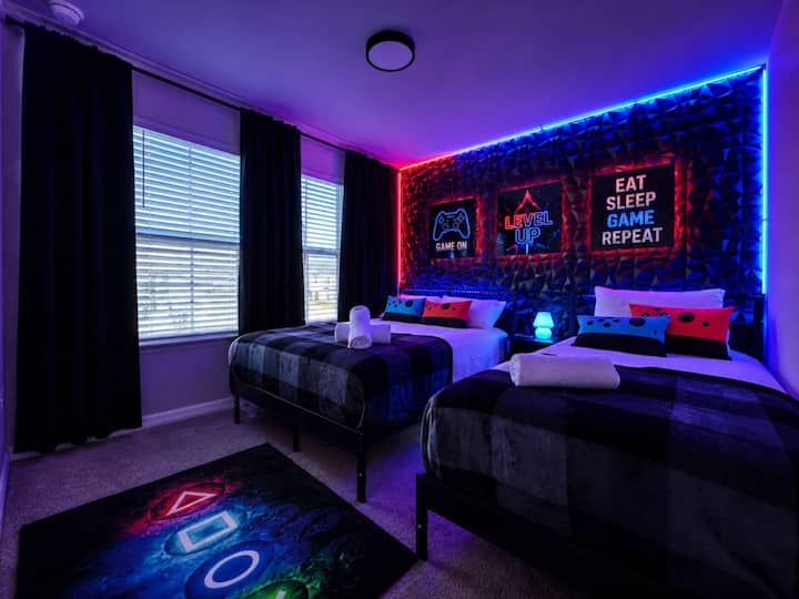Recámara inmersiva con iluminación LED colorida, asientos para juegos y entretenimiento para todas las edades.