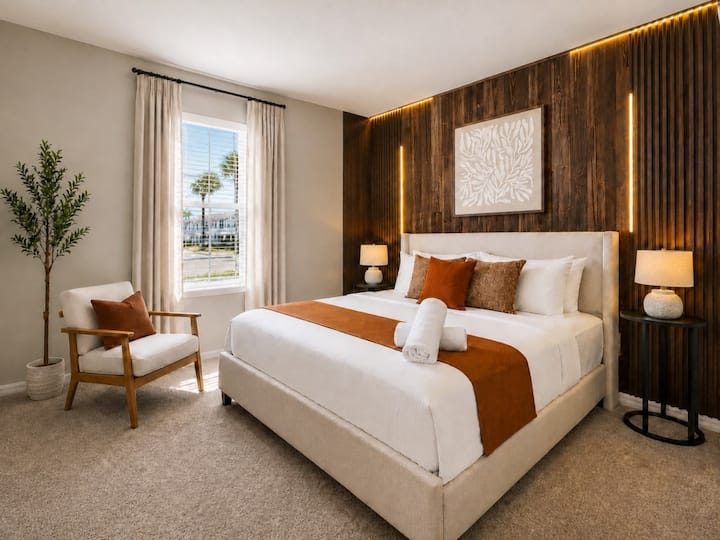Elegante recámara privada con detalles contemporáneos de madera, ropa de cama cómoda y luz natural.