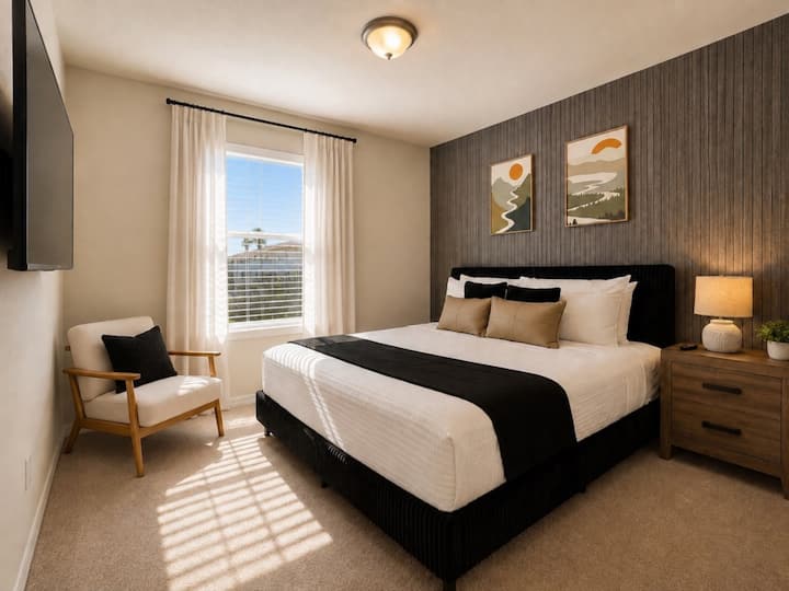 Moderna recámara privada con decoración elegante, ropa de cama cómoda y mucha luz natural.