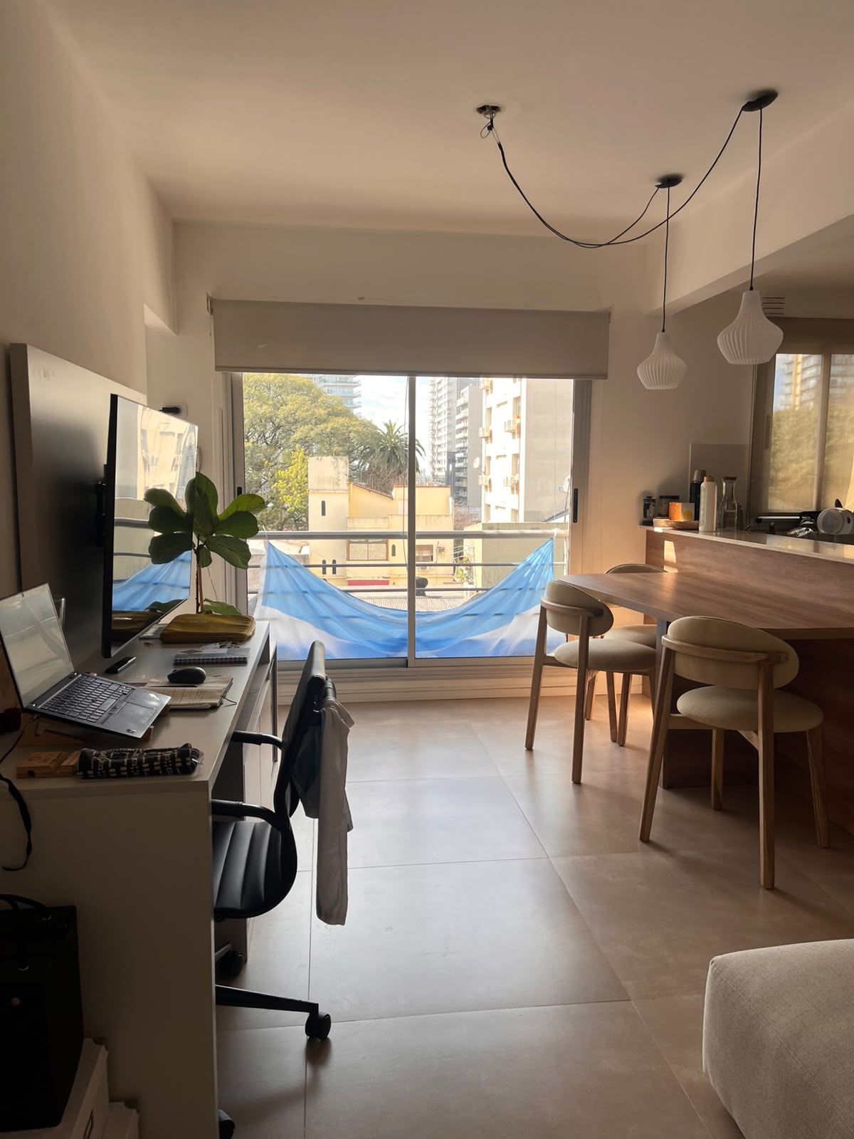 Estudio con balcón y cocina a gas