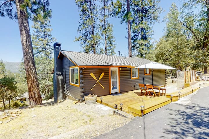 Sugar Pine Log Cabin - Oakhurst, CA