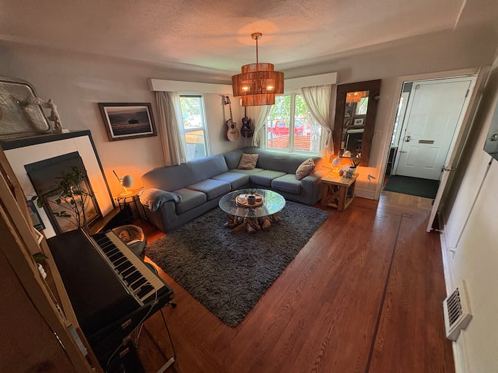 Cozy Home W/ Hot Tub + Sauna - Walk To Lake - Kelowna
