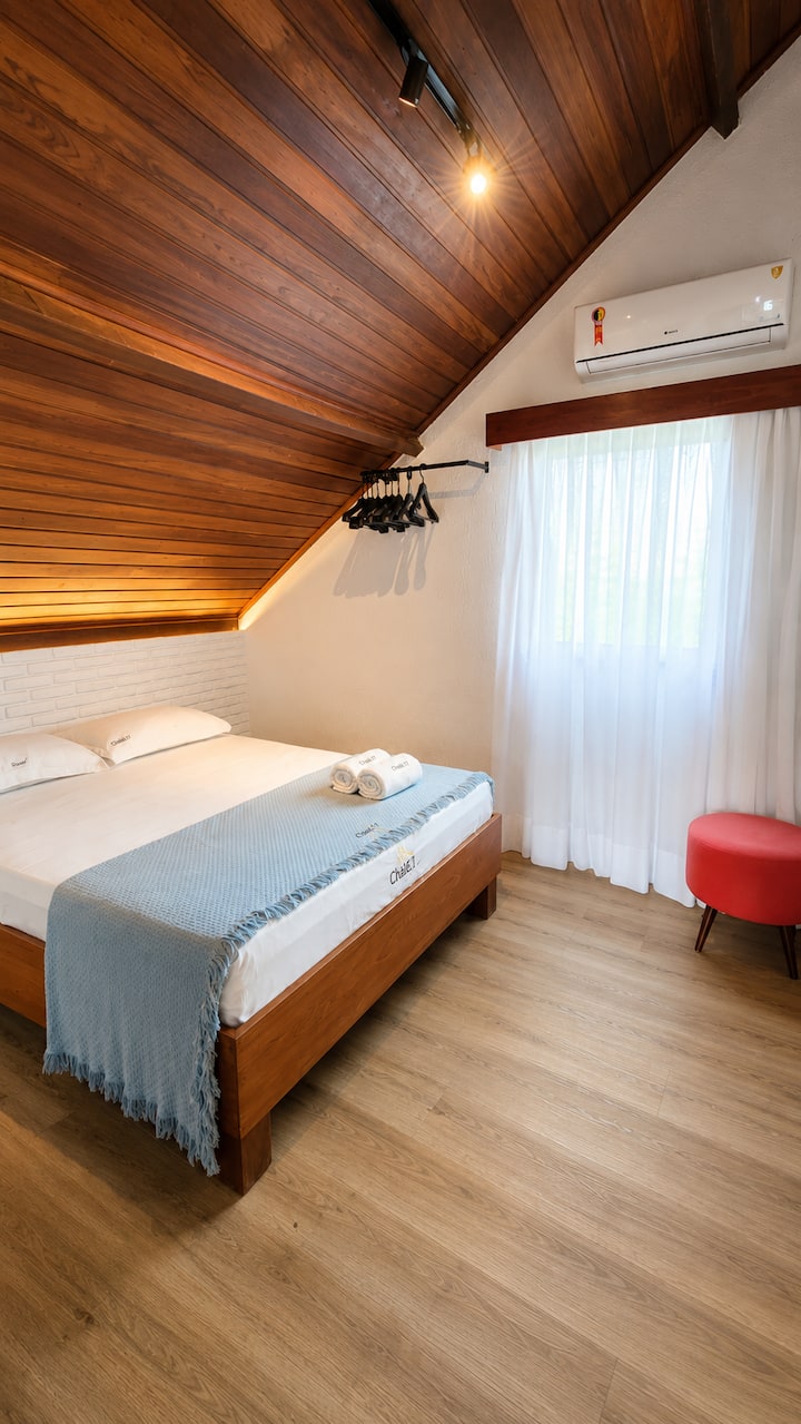 Air-conditioned suite on the upper floor, with a double bed, TV, private bathroom and great comfort.