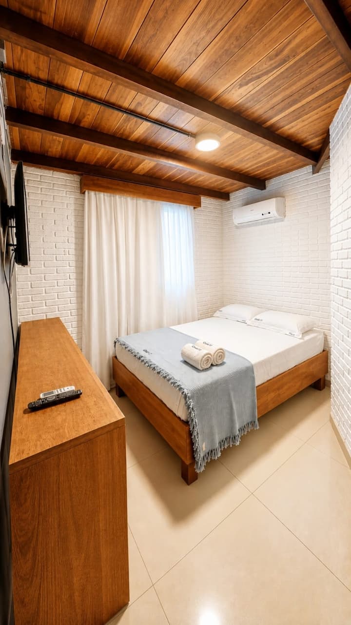 Air-conditioned room with double bed, TV and cozy atmosphere.
