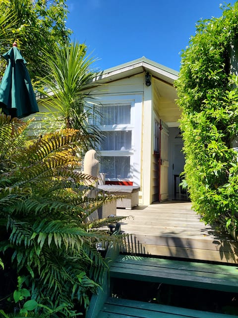 A minutes walk to beach!*Wildflower Garden Studio*