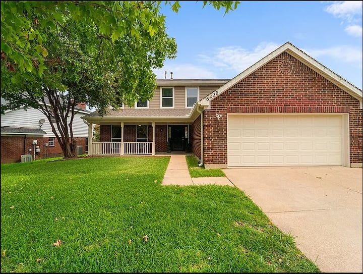 Spacious 6br Dallas Getaway | Sleeps 16 - Cedar Hill, TX