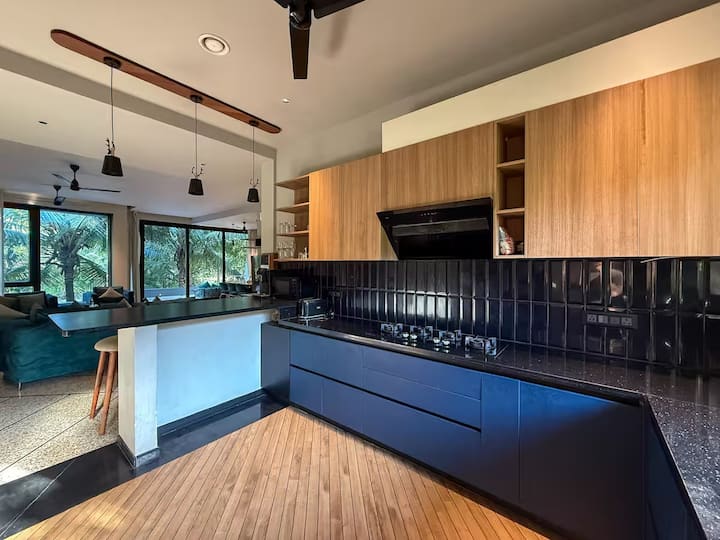 Full kitchen image 2