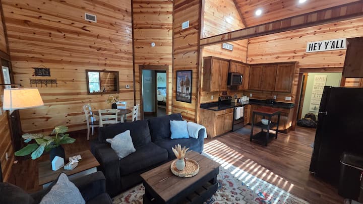 Unwind in Silvermoon’s open-concept living space, featuring a full kitchen, dining area and cozy living room. Designed for easy connection, whether you’re sharing breakfast before exploring Beavers Bend or settling in for a relaxing cabin night.